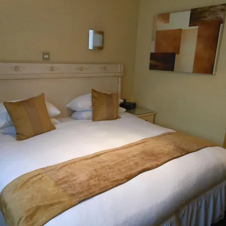 The Bar And Restaurant מלון