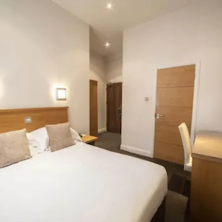 מלון The Bar And Restaurant 3*