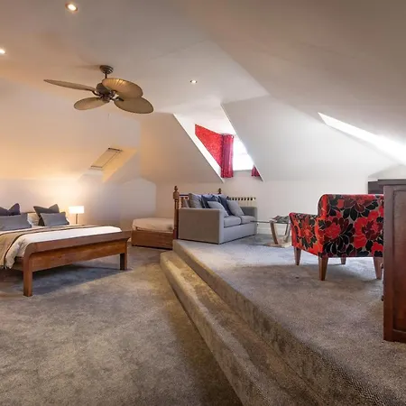 The Bar And Restaurant מלון