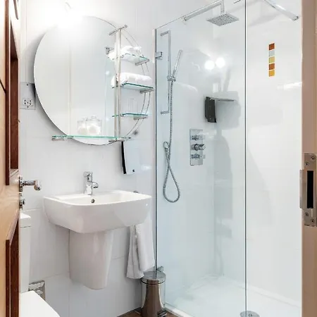 The Bar And Restaurant מלון 3*