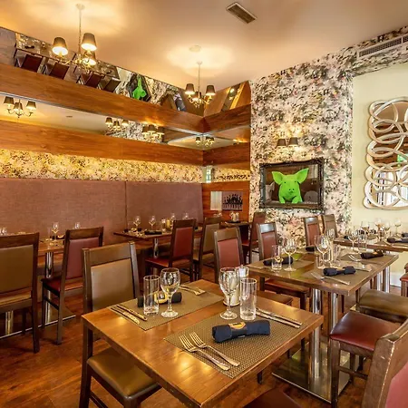 מלון The Bar And Restaurant 3*