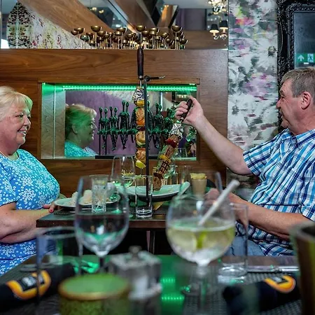 The Bar And Restaurant מלון