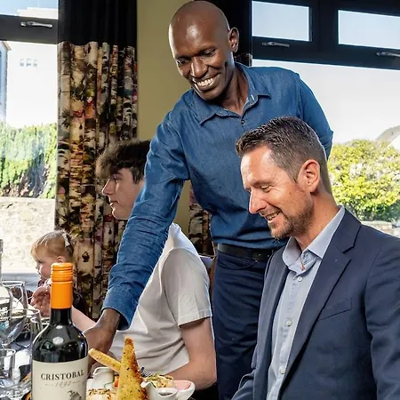 The Bar And Restaurant מלון